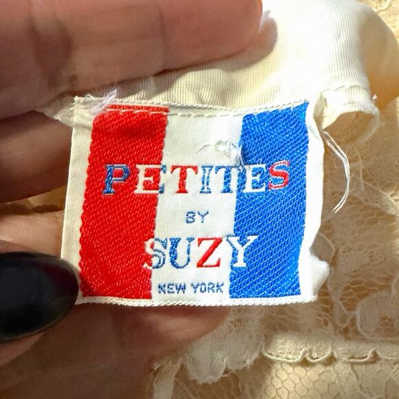 VINTAGE 1960s LACE MINI DRESS W FAUX PEARL BUTTONS PETITES BY SUZY NY SIZE XS S - Picture 5 of 5